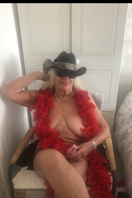 English Lady - Busty Samantha